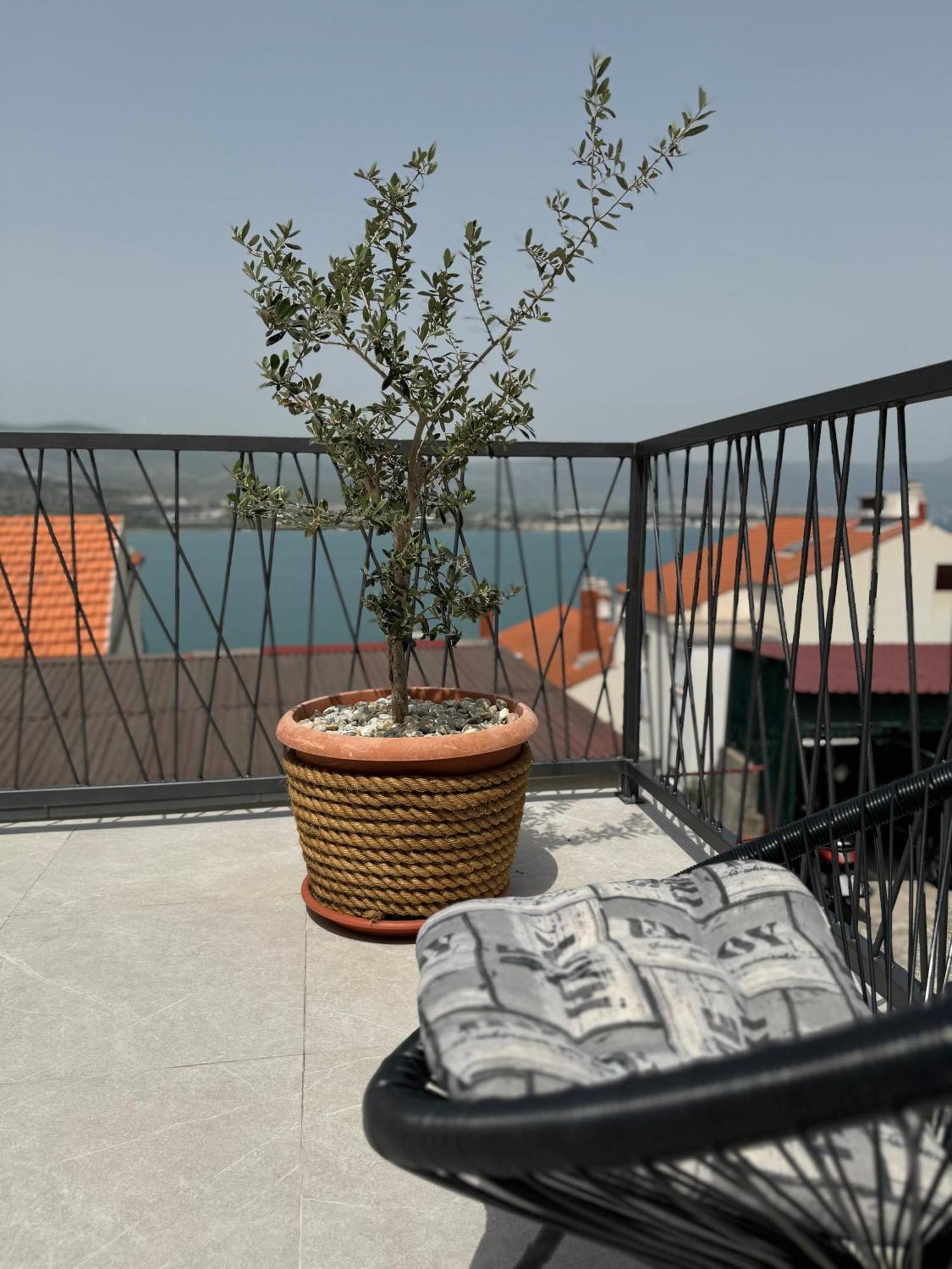 Apartment With Terrace And Sea View - Lucic Trogir Exterior foto